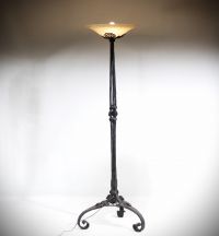 Charles SCHNEIDER (1881-1953) Lampadaire Art Nouveau en métal forgé à décor de feuillages et de roses, coupole en verre marmoréen, signé Schneider.