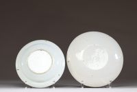 Chine - Ensemble de deux grand plats en porcelaine blanc bleu à décor de temples, époque Qianlong, XVIIIème.
