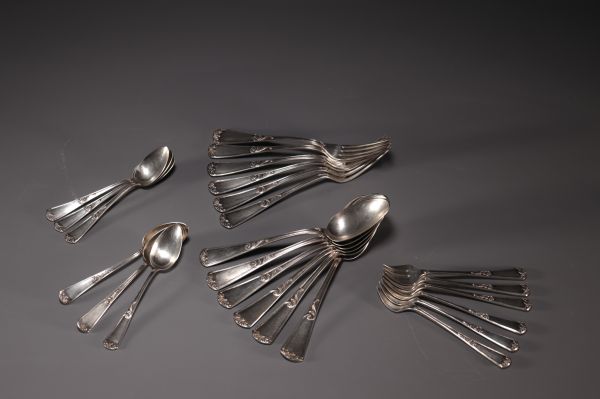 Ensemble de 24 couverts en argent massif, poinçon V.R.