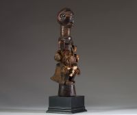 Afrique RDC - Fétiche Songye en bois sculpté, fer, peau et coquillages, Congo RDC, début XXème, sur socle.