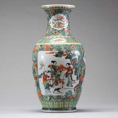Chine - Vase en porcelaine polychrome famille verte à décor ludique de femmes et d'enfants, marque sous la pièce.