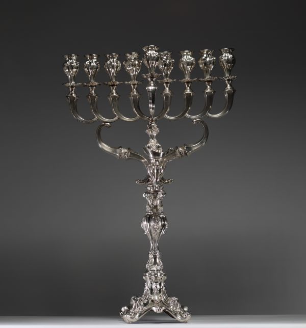 Imposing Menorah in solid silver, chased and hammered in the Baroque style, hallmarked 925 by Israeli silversmiths (Hazorfim),
