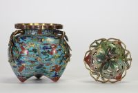 Rare brûle-parfum en bronze cloisonné en forme de fruit stylisé à couvercle ajouré, décor de rinceaux multicolores sur fond turquoise