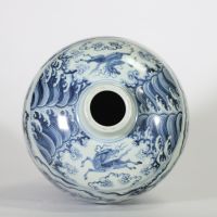 Chine, vase de forme Meiping en porcelaine bleu et blanc à décor de personnages, vagues et nuages, époque Ming