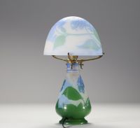 Émile GALLÉ (1846-1904) Mushroom lamp in acid-etched multi-layered glass decorated with anemones, signed.