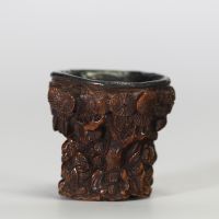 Petite coupe libatoire en bois sculpté à décor de lettrés sous les pins, Chine, XVIIIe-XIXe siècle