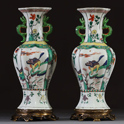Chine - Paire de vases en porcelaine polychrome famille verte à décor de Chiens de Fô, socles en bronze, XVIIIème.