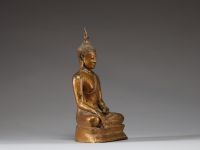Chine - Thaïlande - Figure de Bouddha assis en bronze doré.
