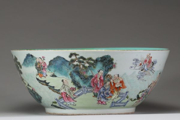CHINE – Important bassin en porcelaine émaillée polychrome de la famille rose à décor de lettrés et immortels. Marque et époque Qianlong (1736–1795)