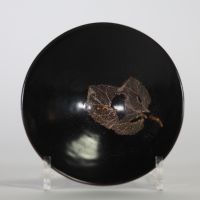 Bol en grès à couverte noire décoré d’une feuille Chine, dynastie Song (960–1279) ou période postérieure.