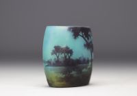 DAUM Nancy - Petit vase en verre multicouche dégagé à l'acide à décor de paysage lacustre.