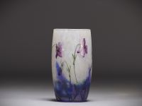 DAUM Nancy - Petit vase en verre multicouche émaillé à décor de violettes, signé.