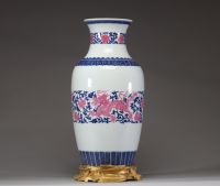 Chine - Vase en porcelaine famille rose à décor de dragons impériaux roses et frise bleu, monté en bronze doré, marque apocryphe Qianlong