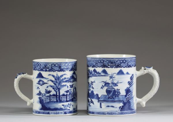 Chine - Paire de gobelets ou tasses en porcelaine blanc bleu à décor de paysages, anses figurant des dragons, Kangxi.