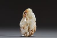 Chine - Sculpture en jade néphrite et rouille représentant un Bouddha tenant un crapaud, époque Qing.
