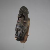 Masque Mblo ou Ndoma Baoulé,côte d’Ivoire. Bois. Très grande élégance dans les traits pour ce masque de danse. Intéressante patine sombre et profonde, traces d’usage tribal et d’ancienneté avérées. H : 34 cm. 1er tiers XXème. Collection privée Bruxelles