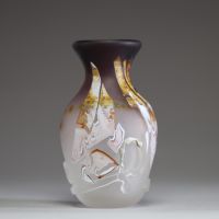 Louis LELOUP (1929) - Vase en cristal clair doublé violet et incrustations de couleurs différentes appliquées à chaud.