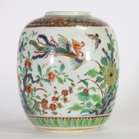 Vase en porcelaine de Chine famille verte à décor polychrome de phénix, pivoines et rochers percés, dynastie Qing, style Kangxi 