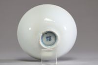 Chine – Bol en porcelaine monochrome blanc de Chine, marque Kangxi. Élégant bol en porcelaine, au délicat décor en relief sous glaçure, présentant un motif de dragon finement incisé