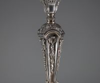 Imposante paire de candélabres Louis XVI à sept points lumineux en argent massif, poinçons au lion et poinçon 800.