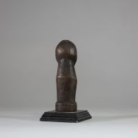 Figure anthropomorphe Lega, RD Congo, bois, patine ancienne. H : 17cm  Collecté sur site par A.S., St Idesbald, début des années 1950