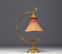 DAUM Nancy - Lampe tulipe en verre marmoréen, pied en bronze doré, signée.