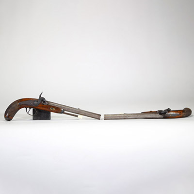 Paire de pistolets d'officier type 1833 à percussion, monture en noyer, poignée quadrillée, canon octogonal à damas rubanné, poinçon ELG, Liège.