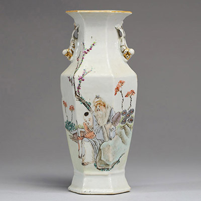 Chine - Vase hexagonal en porcelaine Quianjiang cai à décor de personnages, marque et signature, XIX-XXème.