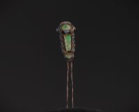 Chine - Épingle à cheveux en émail cloisonné et jade vert à décor de plumes, époque Qing.