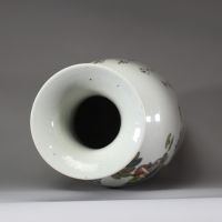Important vase balustre en porcelaine de la famille rose, Chine, XIXe siècle Décor raffiné de mobilier lettré, de fleurs et de calligraphies sur fond blanc