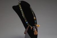 Afrique RDC - Collier de dignitaire Yaka composé de bois, de dents et de perles, 1ère moitié XXème.