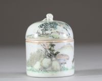 Pot couvert en porcelaine de la famille rose à décor de paysage, signé Wang Qiming, Chine, XXe siècle  Pot couvert de forme cylindrique surmonté d’un couvercle bombé, en porcelaine émaillée po