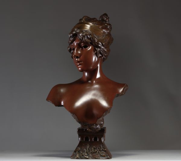 Emmanuel VILLANIS (1858-1914) ‘Tanagra’ Bronze bust with brown patina, signed, stamped Société des Bronzes de Paris.