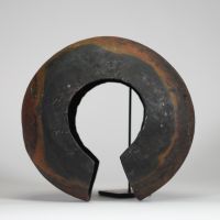 Bracelet-monnaie traditionnel, probablement originaire de la région du Congo ou d’Afrique centrale, en cuivre patiné et martelé, de forme semi-circulaire largement ouverte, à bords épais et galbés.  Utilisé à la fois comme bijou ornemental et monnaie d’échange
