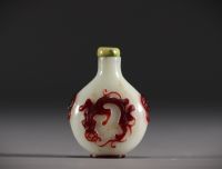 Chine - Tabatière en verre multicouche à  décor de dragons.