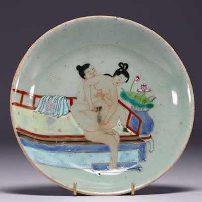 China - Polychrome porcelain plate with erotic decoration, Canton, 19th century.