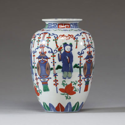 Chine - Vase en porcelaine Doucai à décor de personnages, signature sur le col 