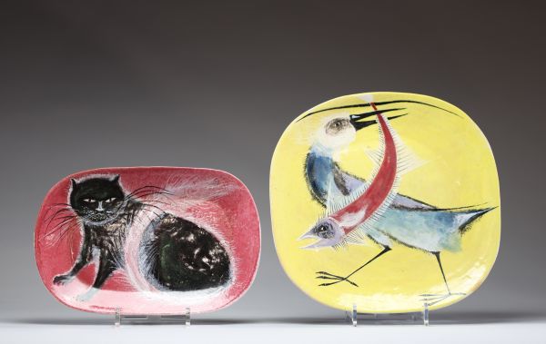 Roger SOMVILLE (1923-2014) Ensemble d'une grande assiette et un plat en céramique des Ateliers de Dour à décor d'un échassier et d'un chat, vers 1960.