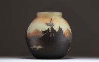 MULLER Frères Lunéville - Imposing ball vase in acid-etched multi-layered glass decorated with mountains and pine trees, signed.