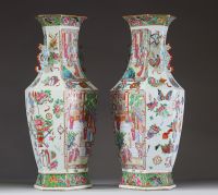 Paire de grands vases hexagonaux en porcelaine de Canton, XIXe siècle, décorés d'une scène animée de personnages.