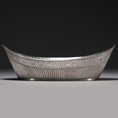 Bread basket in solid silver, hallmarked JD&S.