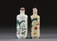 Chine - Ensemble de deux tabatières en porcelaine polychrome à décor de dragons, XIXème, marque sous les pièces.