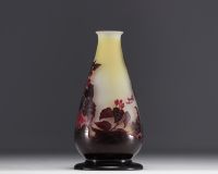 Émile GALLÉ - Pied de lampe en verre multicouche à décor de fleurs.
