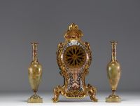 Garniture de cheminée trois pièces en bronze doré ciselé, onyx et émaux cloisonnés.