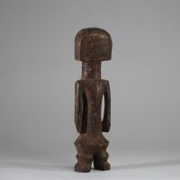 Statuette Zandé « Yanda » ( société mani) , RD Congo. Bois. De forme élancée mais sur des jambes courtes et trapues, les pieds bien définis. Le ventre est légèrement gonflé au niveau de l’ombilic, ce qui est une caractéristique courante de l’art Zandé. Les bras le long du corps. Belle patine usée par l’usage. H : 28,5 cm.  Collecté sur site par A.S., St Idesbald, début des années 1950