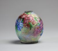 Camille FAURÉ (1874-1956) Vase Art Déco en cuivre émaillé à décor floral multicolore, signé Fauré.