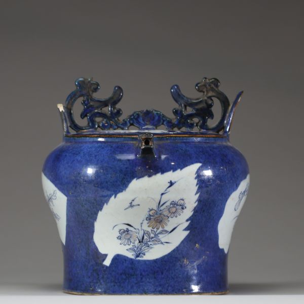 Rare verseuse couverte en porcelaine à fond bleu poudré et décor en réserve, Chine, dynastie Qing, époque Kangxi (1662–1722)