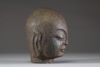 Tête de Bodhisattva Dizang (Kṣitigarbha) Impressionnante tête de bodhisattva sculptée, probablement Dizang en Chine (Jizō au Japon, Kṣitigarbha en sanskrit), représentée avec une grande douceur et une