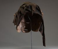 Afrique RDC - Rare masque Pendé Ginzengi ou Gimbombi a Kumba à visages multiples en bois sculpté, fibres végétales et tissu, Congo RDC. 