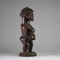 Statue de maternité, Lunda-Chokwe, zone frontière sud-est RDC / nord Angola. Bois sculpté, belle patine ancienne brune avec traces d’usage rituel, coiffe striée en casque avec crête, scarifications en losange et en chevrons, l'enfant saisissant activement le sein de sa mère. Cette statue constitue un témoignage remarquable d’un art de frontière entre les traditions Lunda, Chokwe et Luena, mêlant n